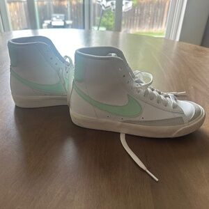 Nike blazers kids 4 with teal blue symbol.